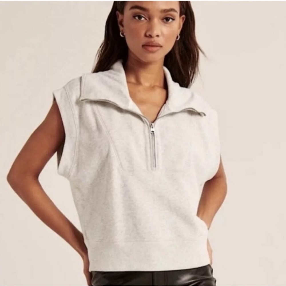 Yogalicious Scuba Monaco Light Gray Cropped Sleeve Half Zip Top